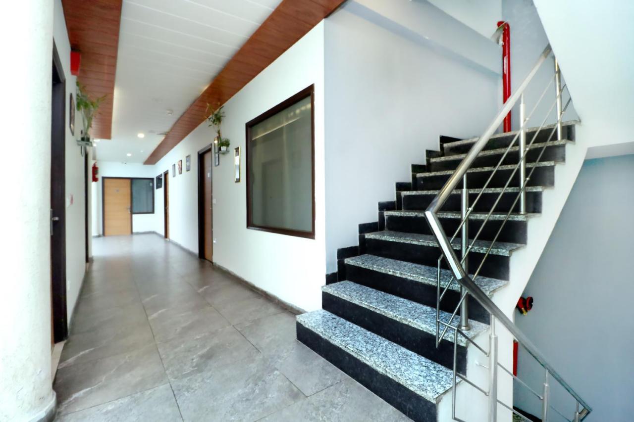 Hotel Seven- Center Of City Chandīgarh Екстериор снимка