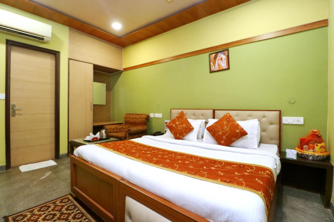 Hotel Seven- Center Of City Chandīgarh Екстериор снимка