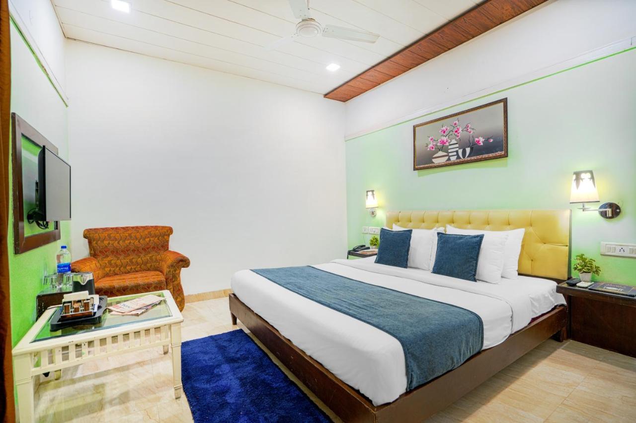 Hotel Seven- Center Of City Chandīgarh Екстериор снимка