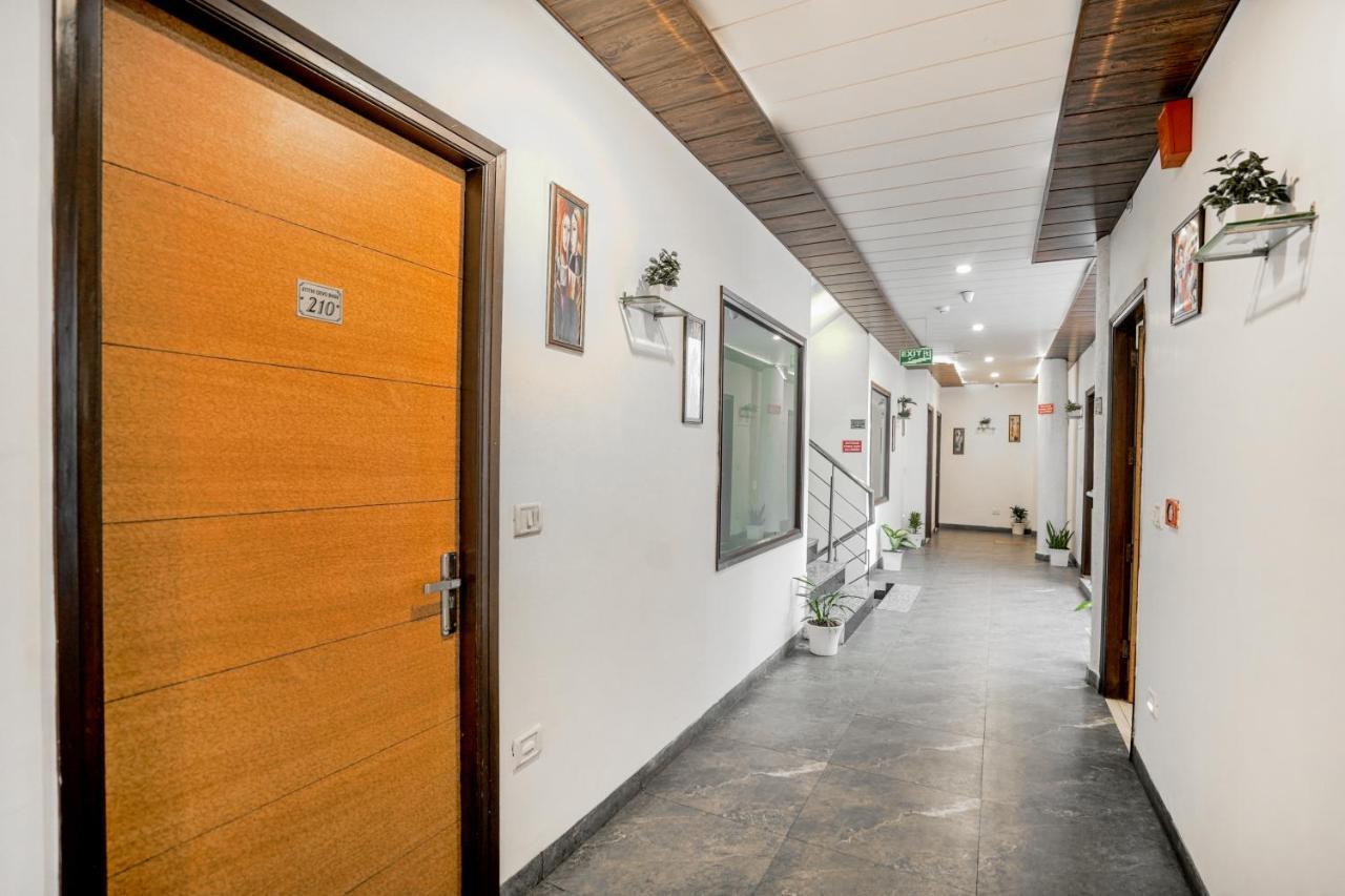 Hotel Seven- Center Of City Chandīgarh Екстериор снимка